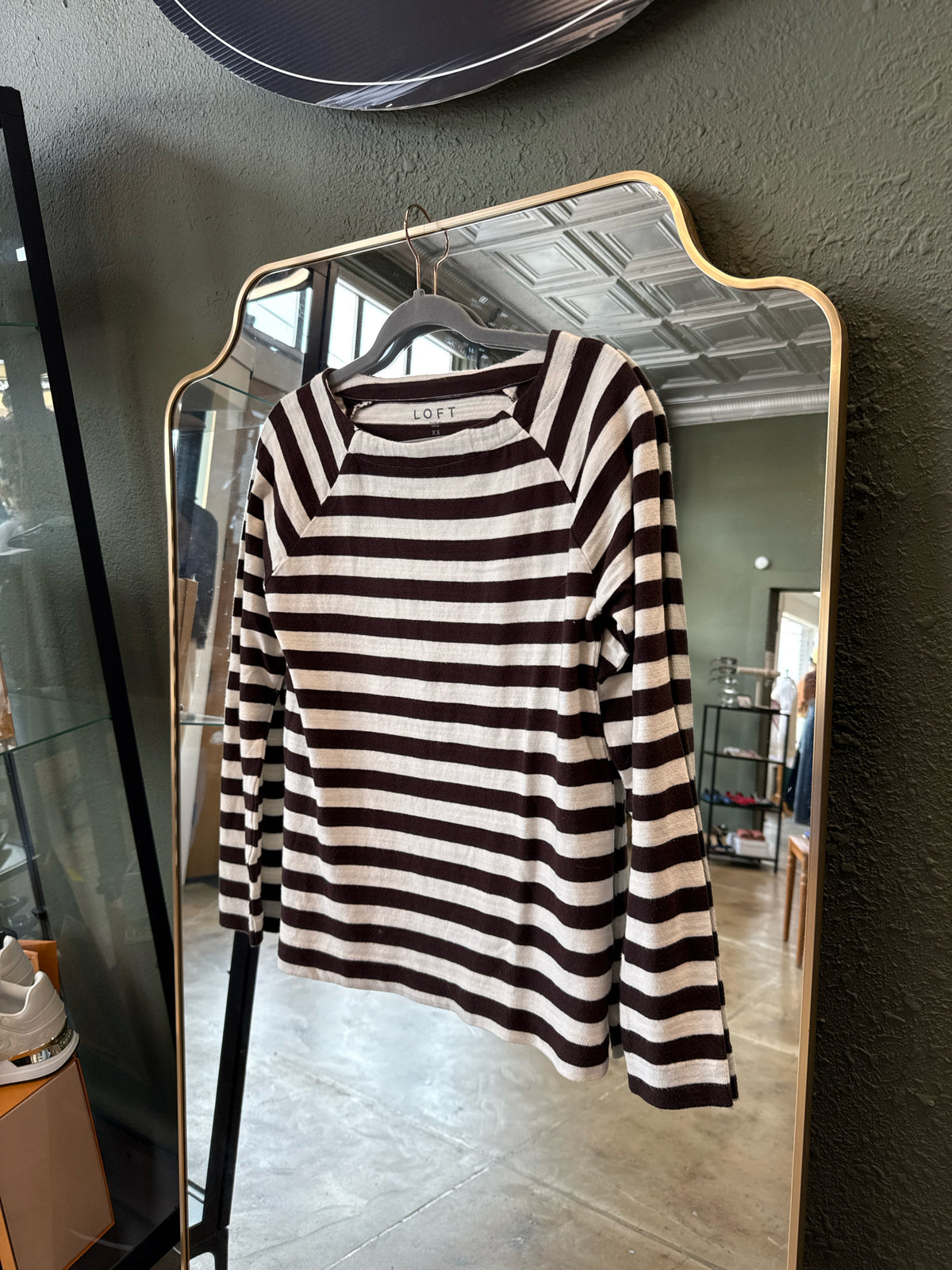LOFT Size XS Cream/Brown Tee