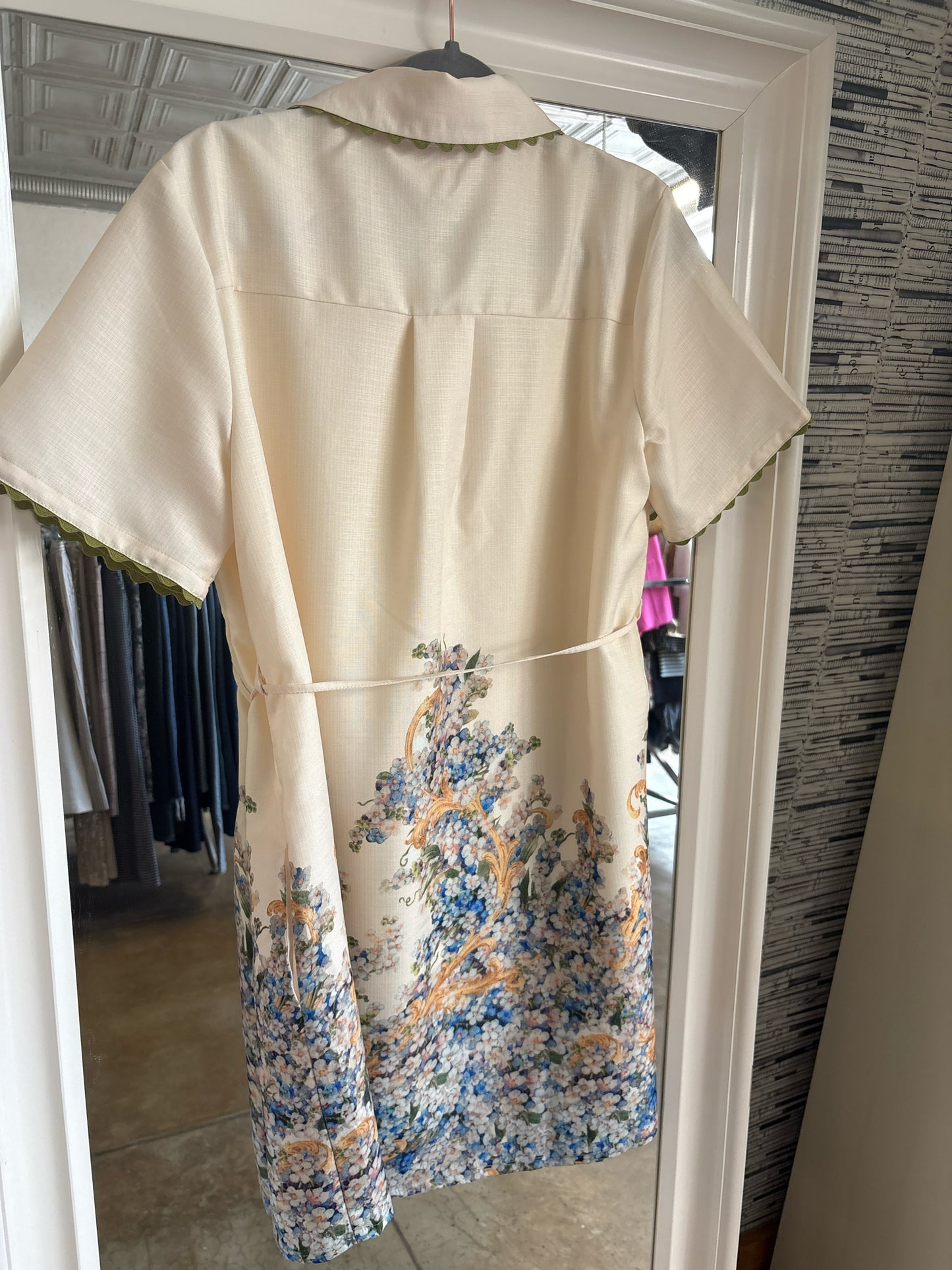 entro Size M cream print Dress