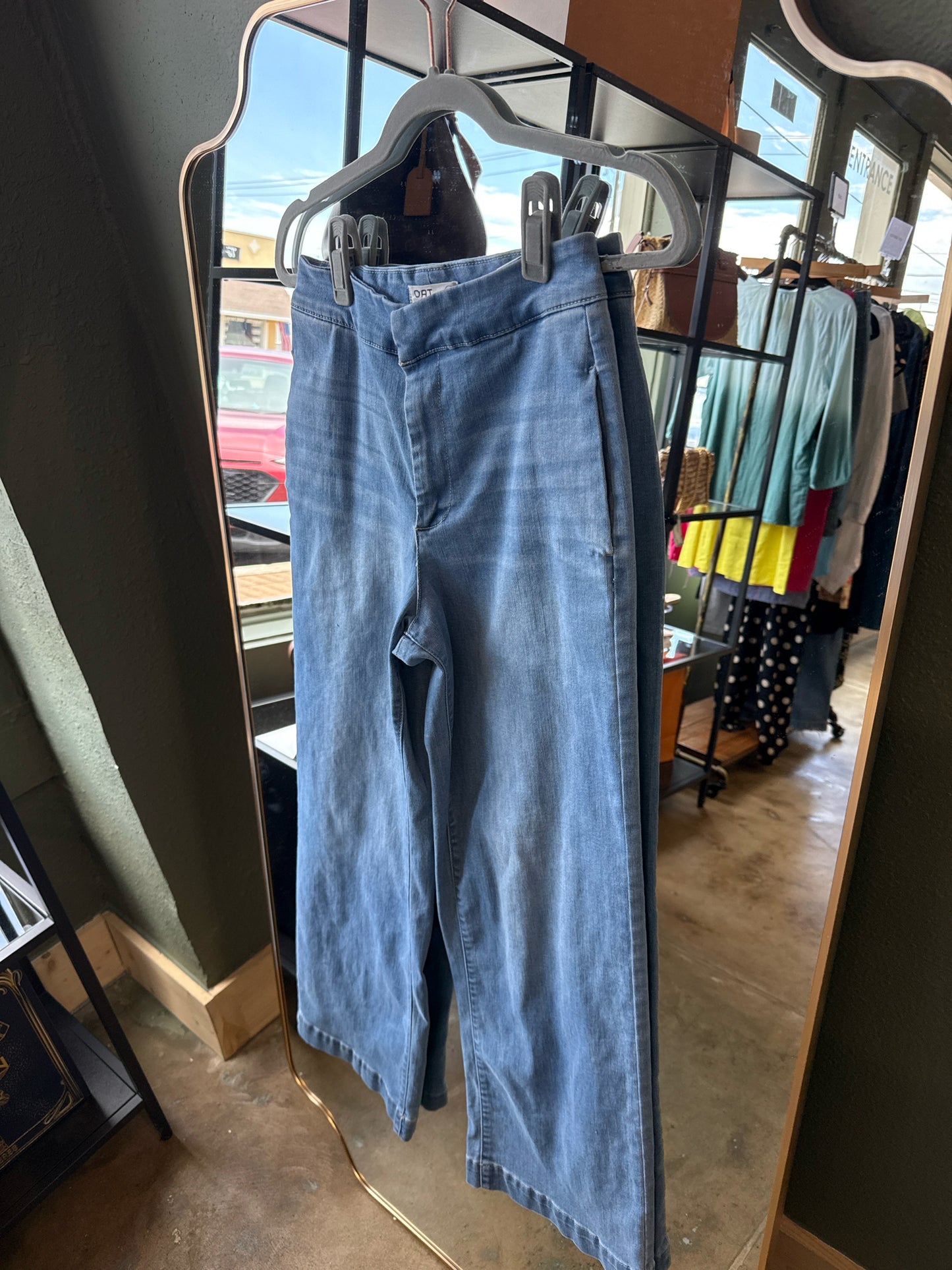 OAT Size 2/26 Light Wash wide leg Jeans