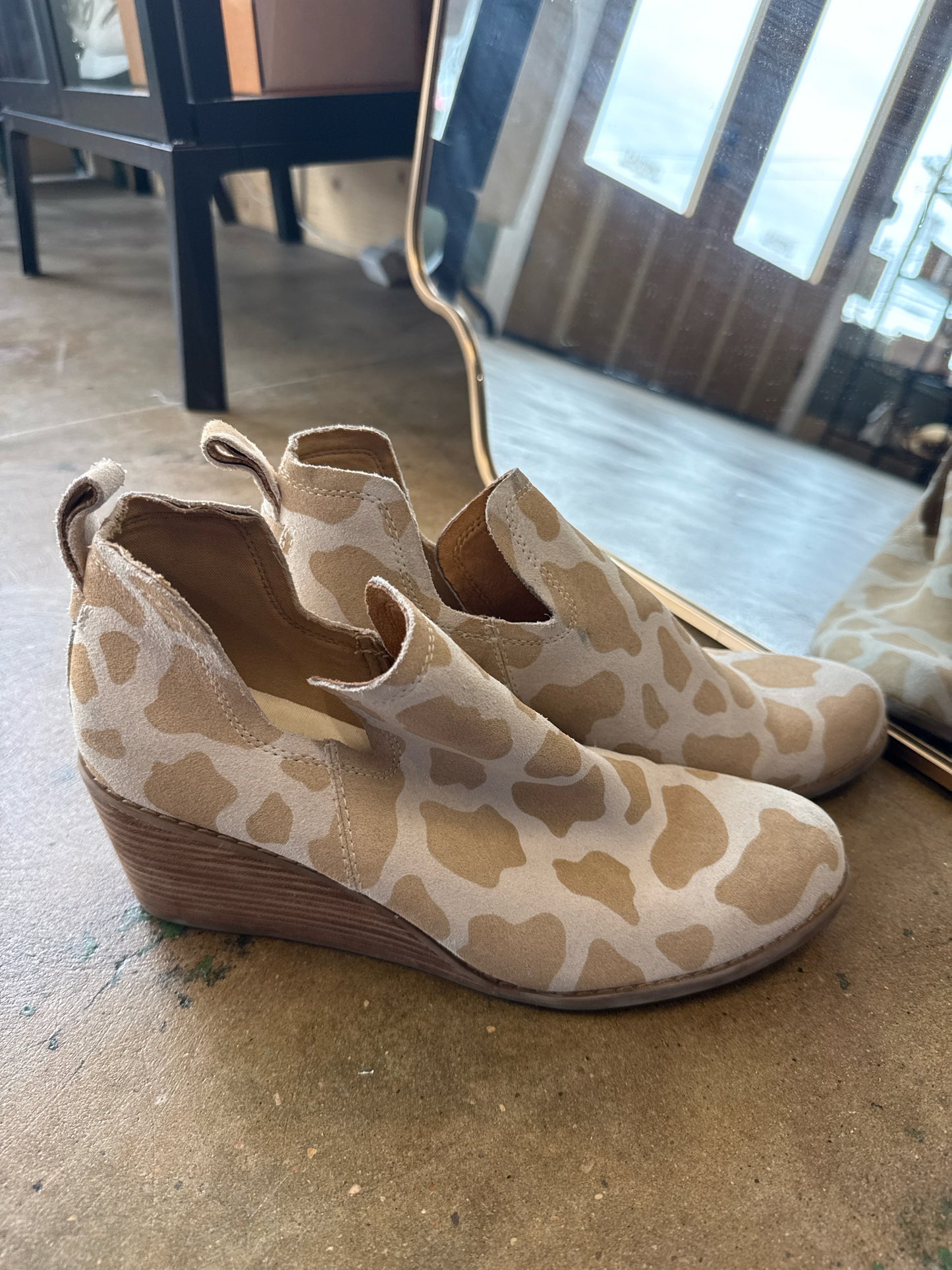 Toms Shoe Size 9 Tan Boots