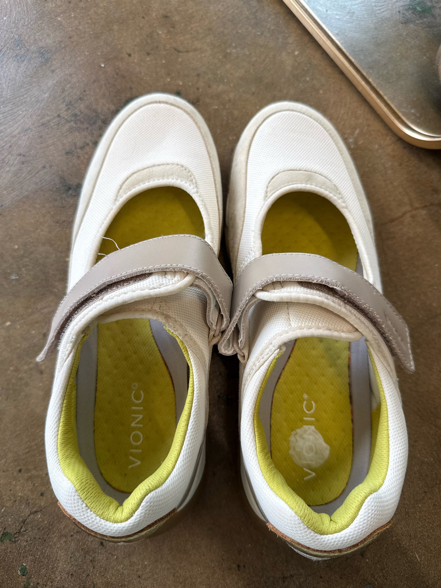 Vionic Shoe Size 11 Cream Sneakers
