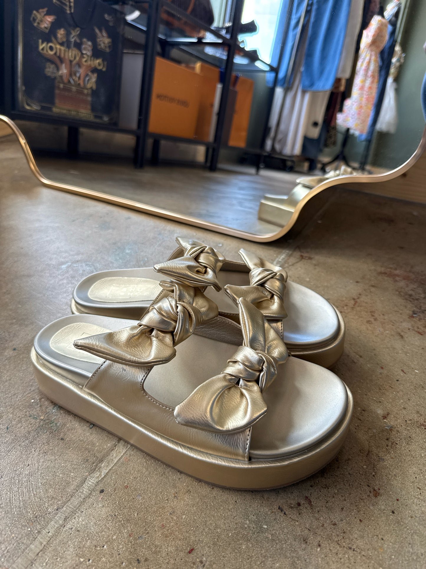 Shu Shop Shoe Size 8.5 White/Gold Sandals