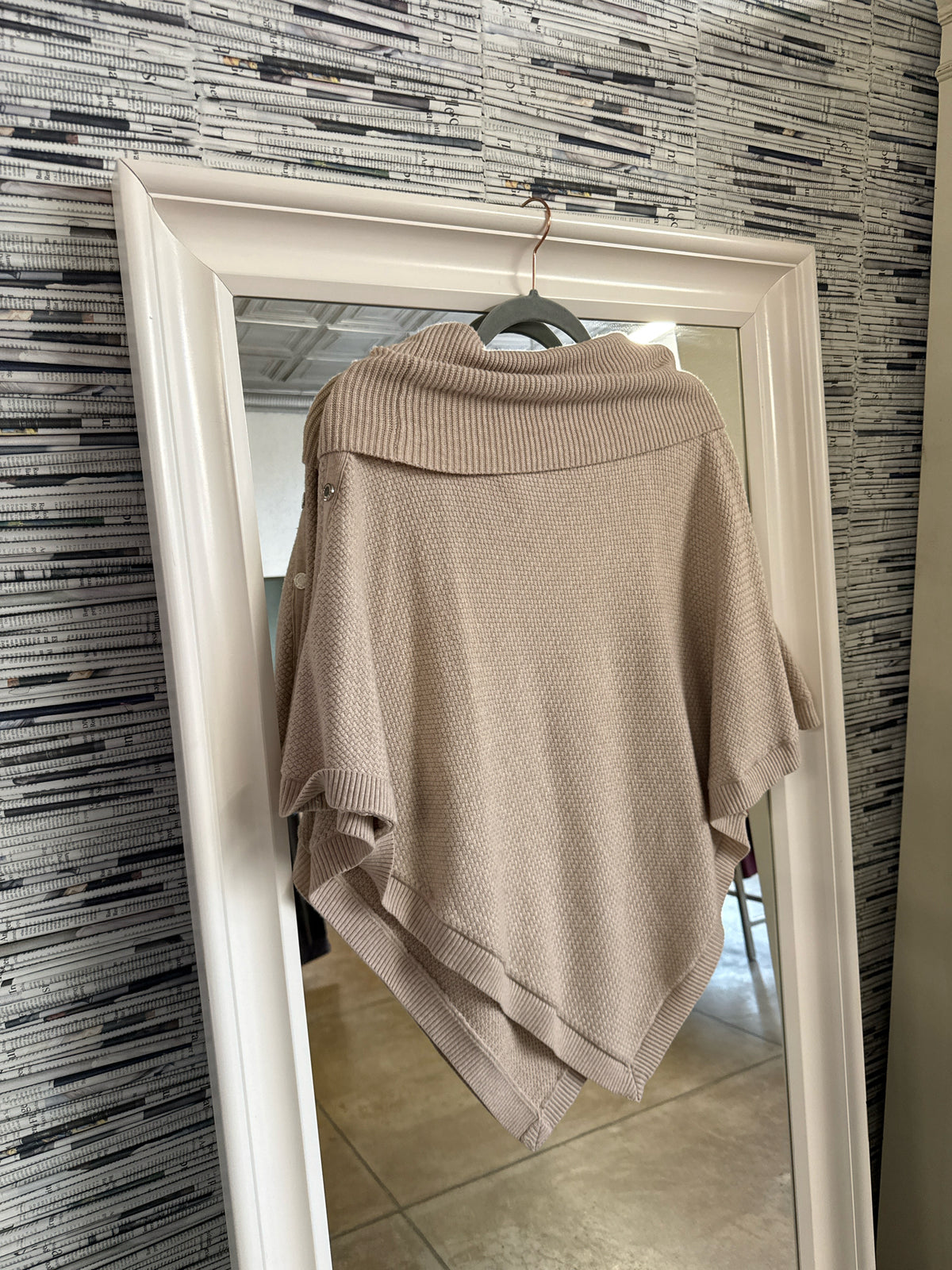 White House Black Market Size S Tan Poncho/Cape