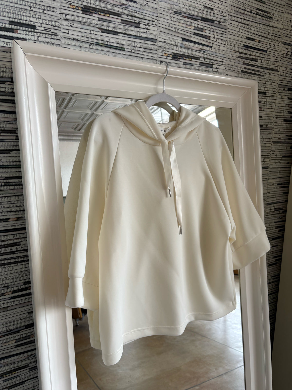 SEE AND BE SEEN Size M Cream Top