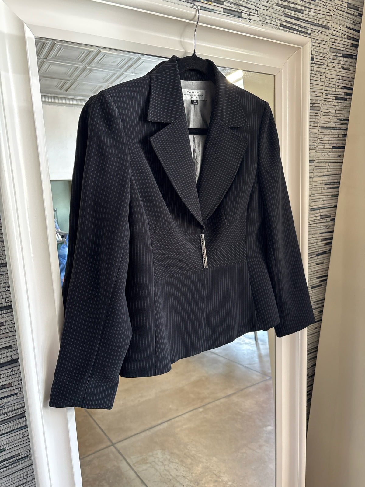 TAHARI Size 6P Black Blazer