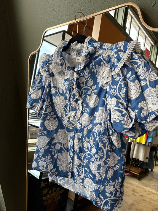 entro Size S Blue/White Paisley Top