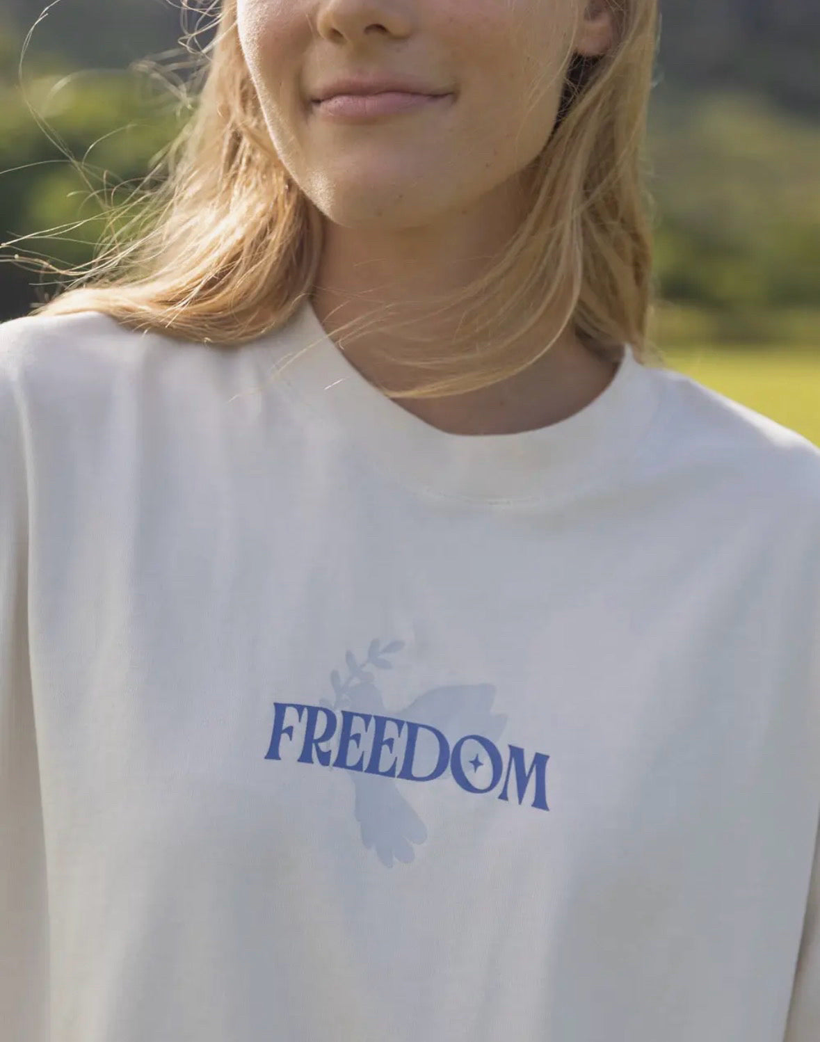 Elevated Faith Size L Cream Tee