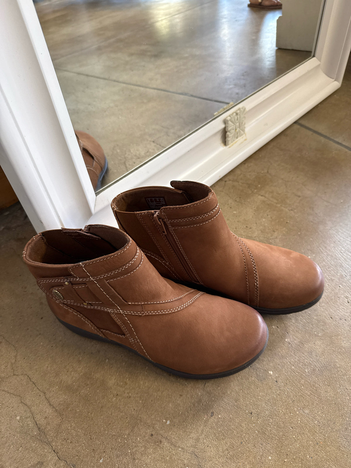 Clarks Shoe Size 7.5 Brown Boots