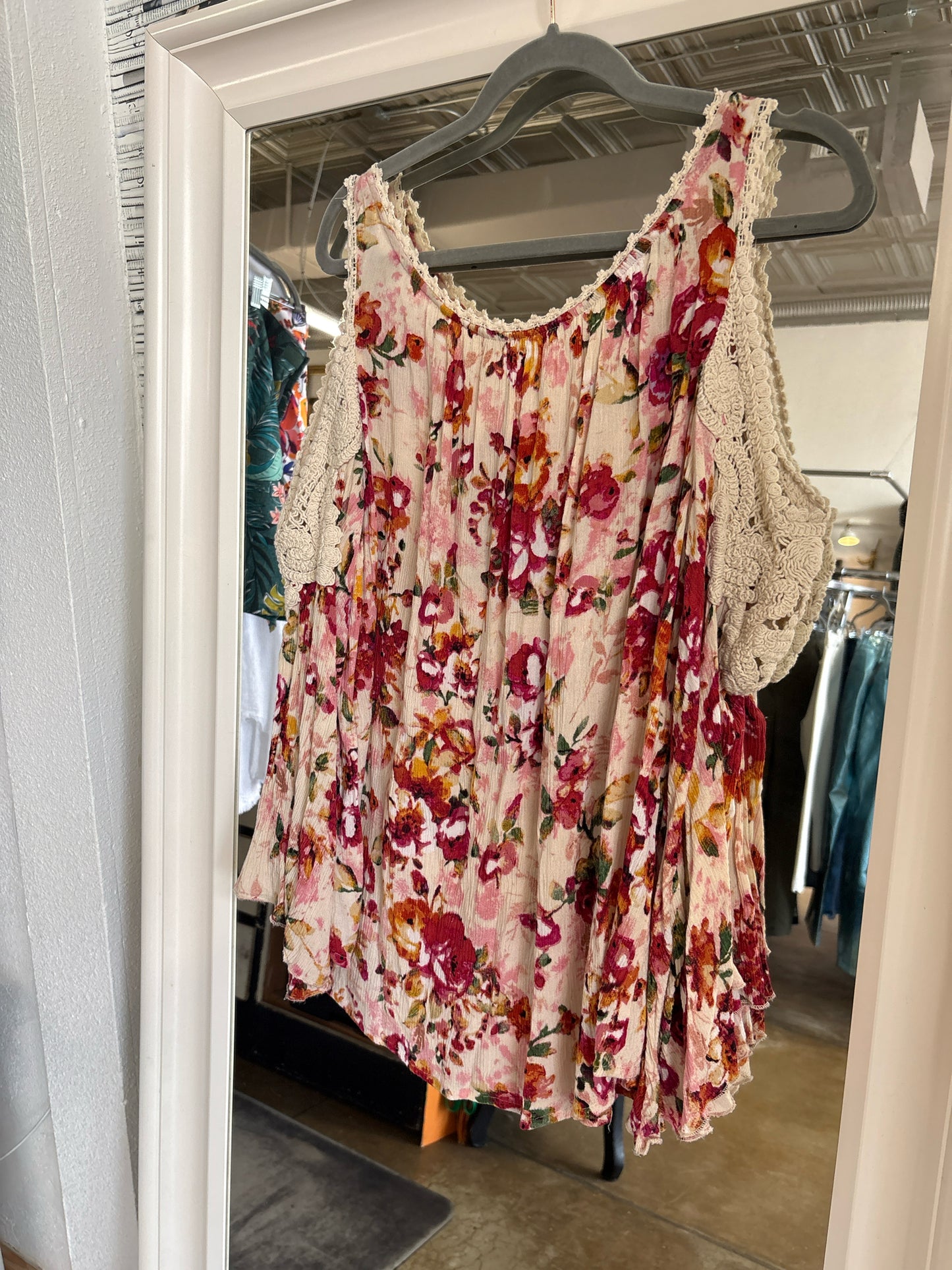 Soft Surroundings Size L Cream/Red Floral Top