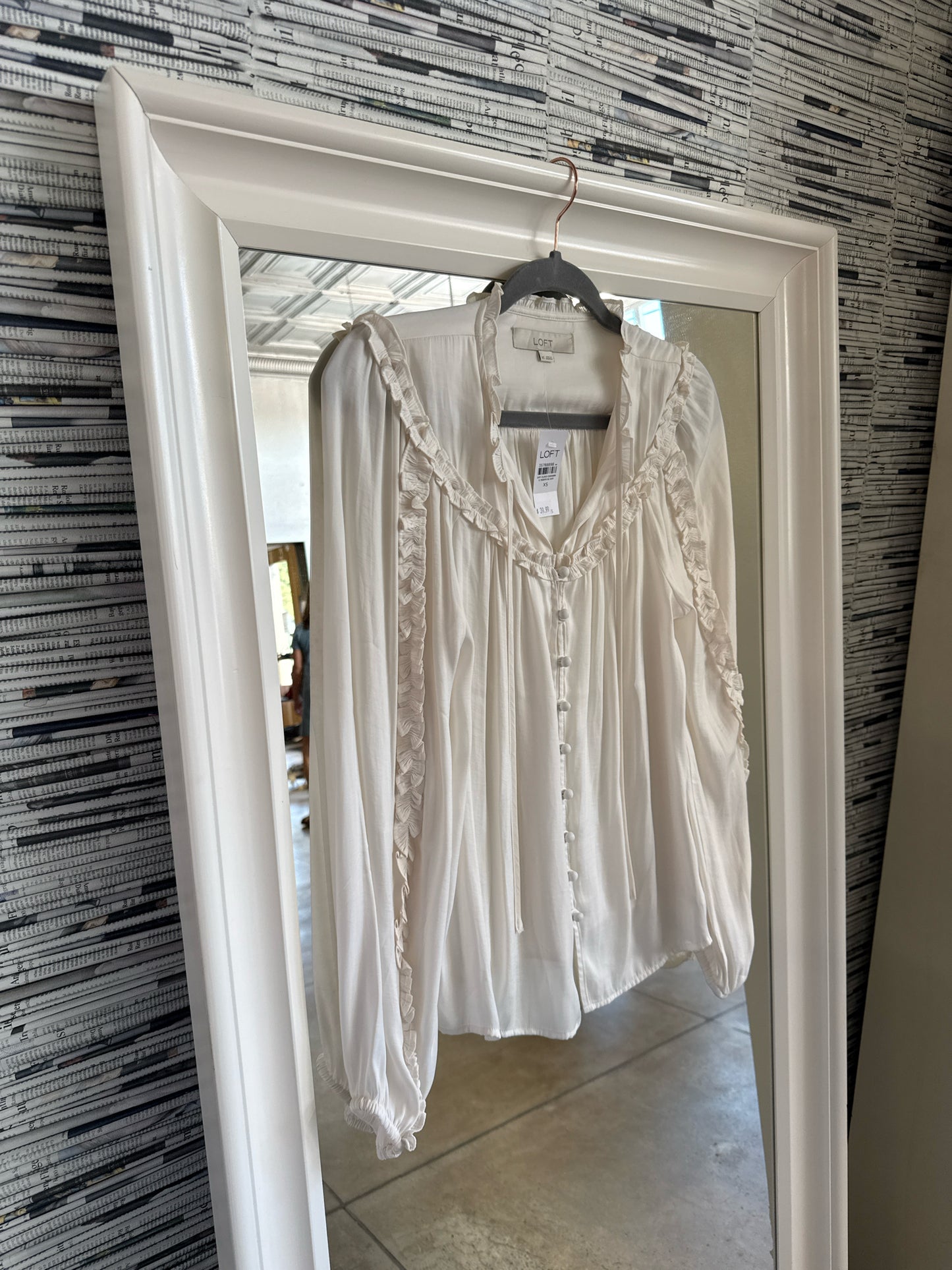 LOFT Size XS Cream Top