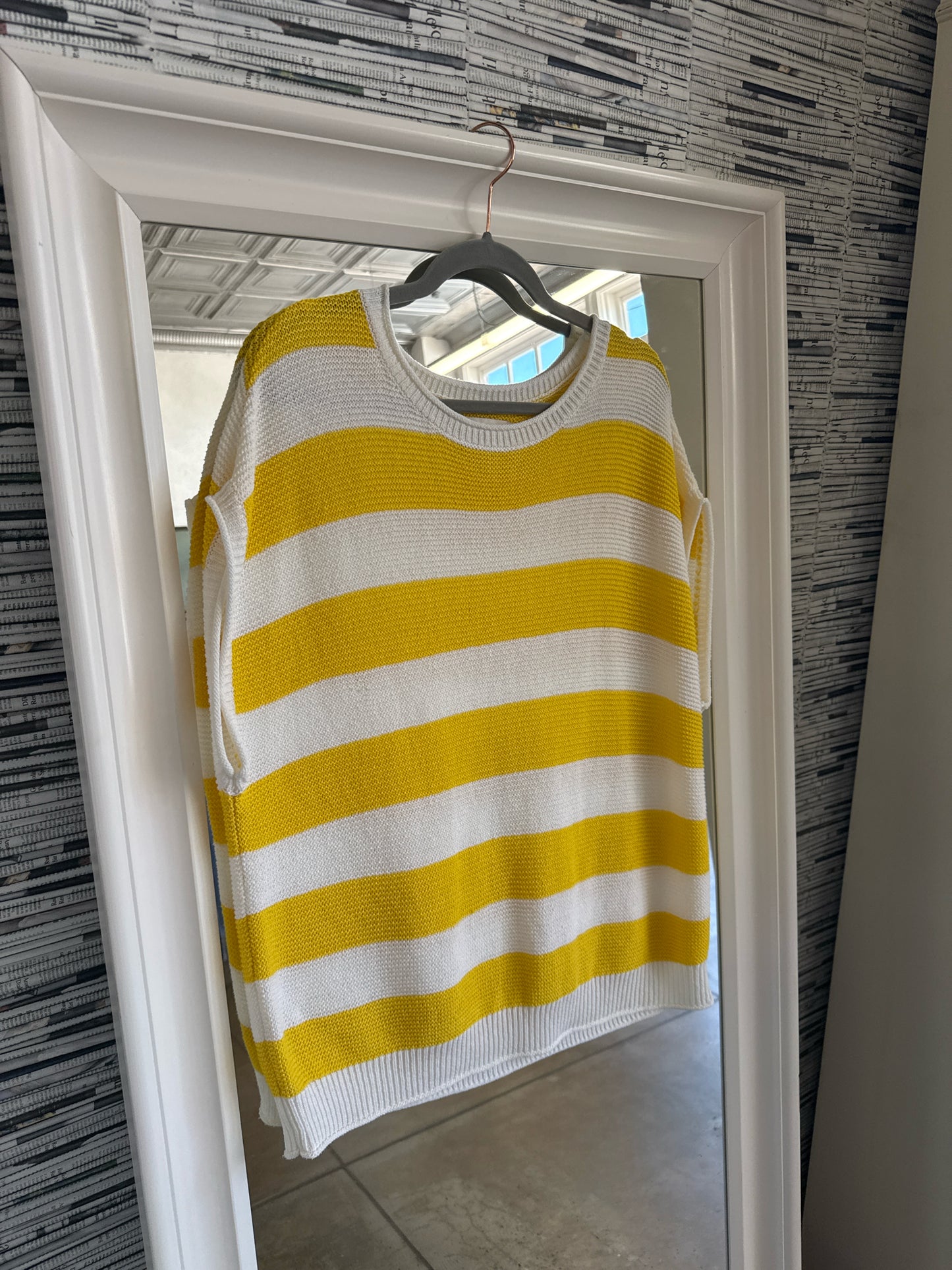 LOFT Size XL Yellow/White Top