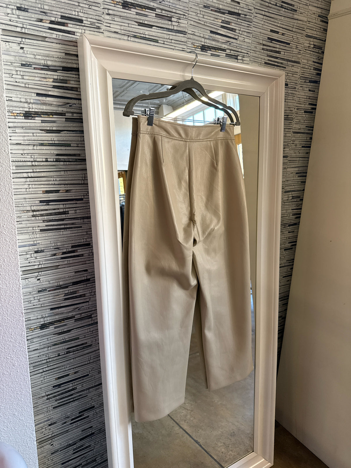 Babaton Size 6 Cream Pants
