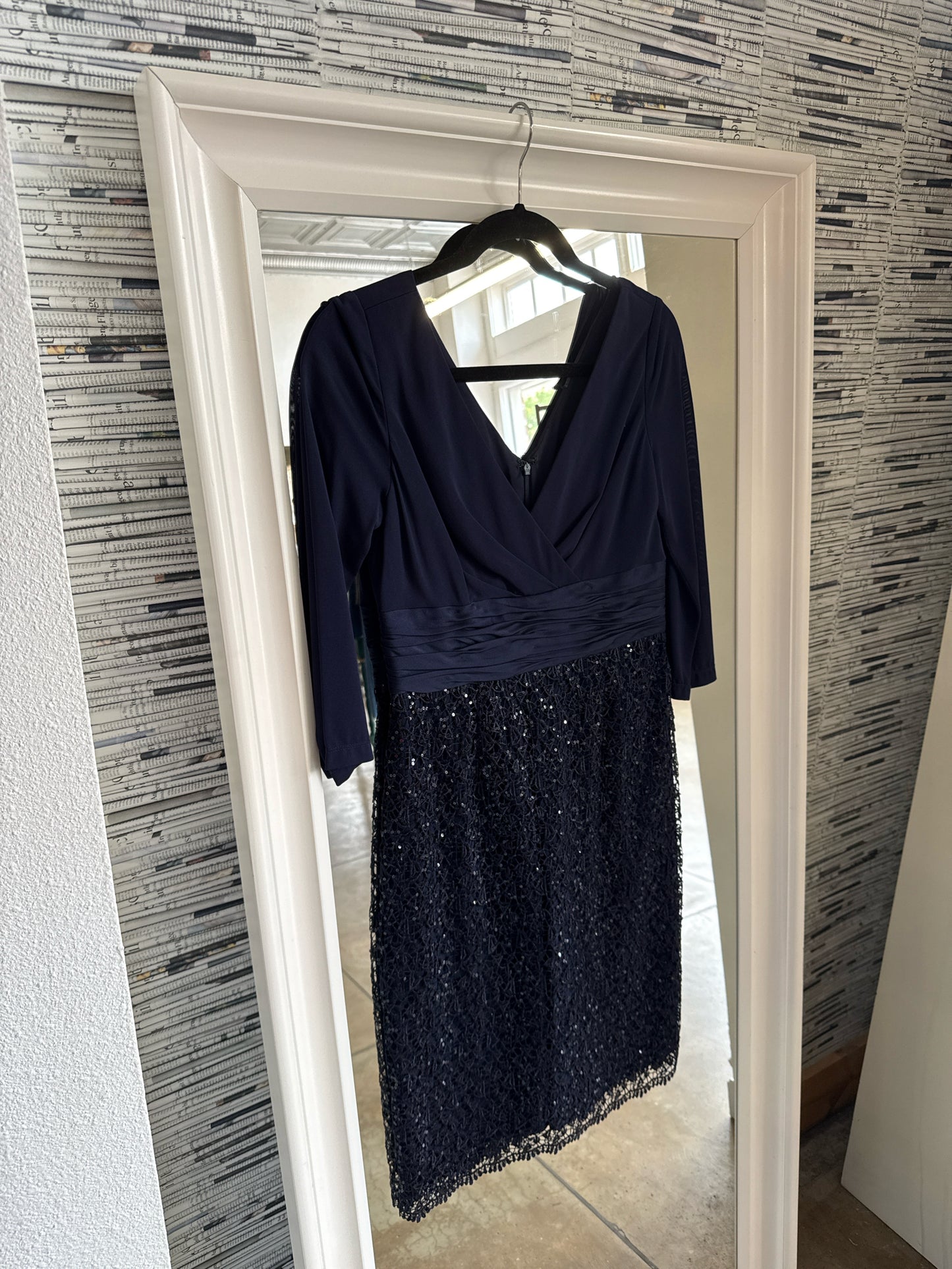 Kay Unger New York Size 6 Navy Sequin Dress