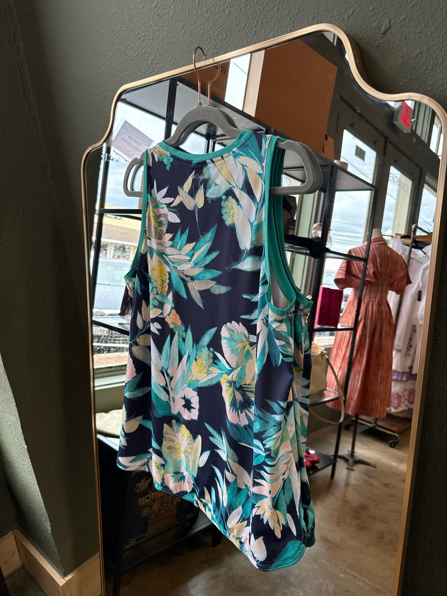 Columbia Size XL Teal/Blue Tanks