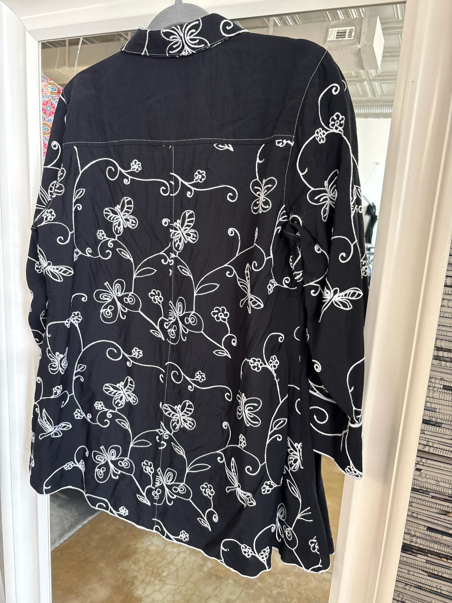 Multiples Size M Black & Off White Top