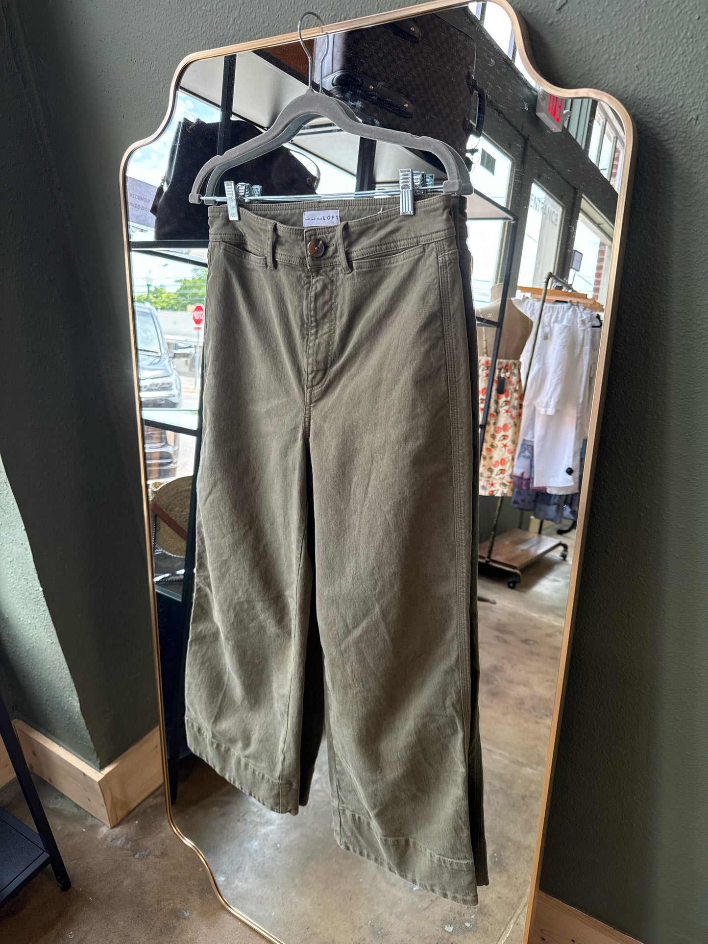 LOFT Size 27/4 Green Pants