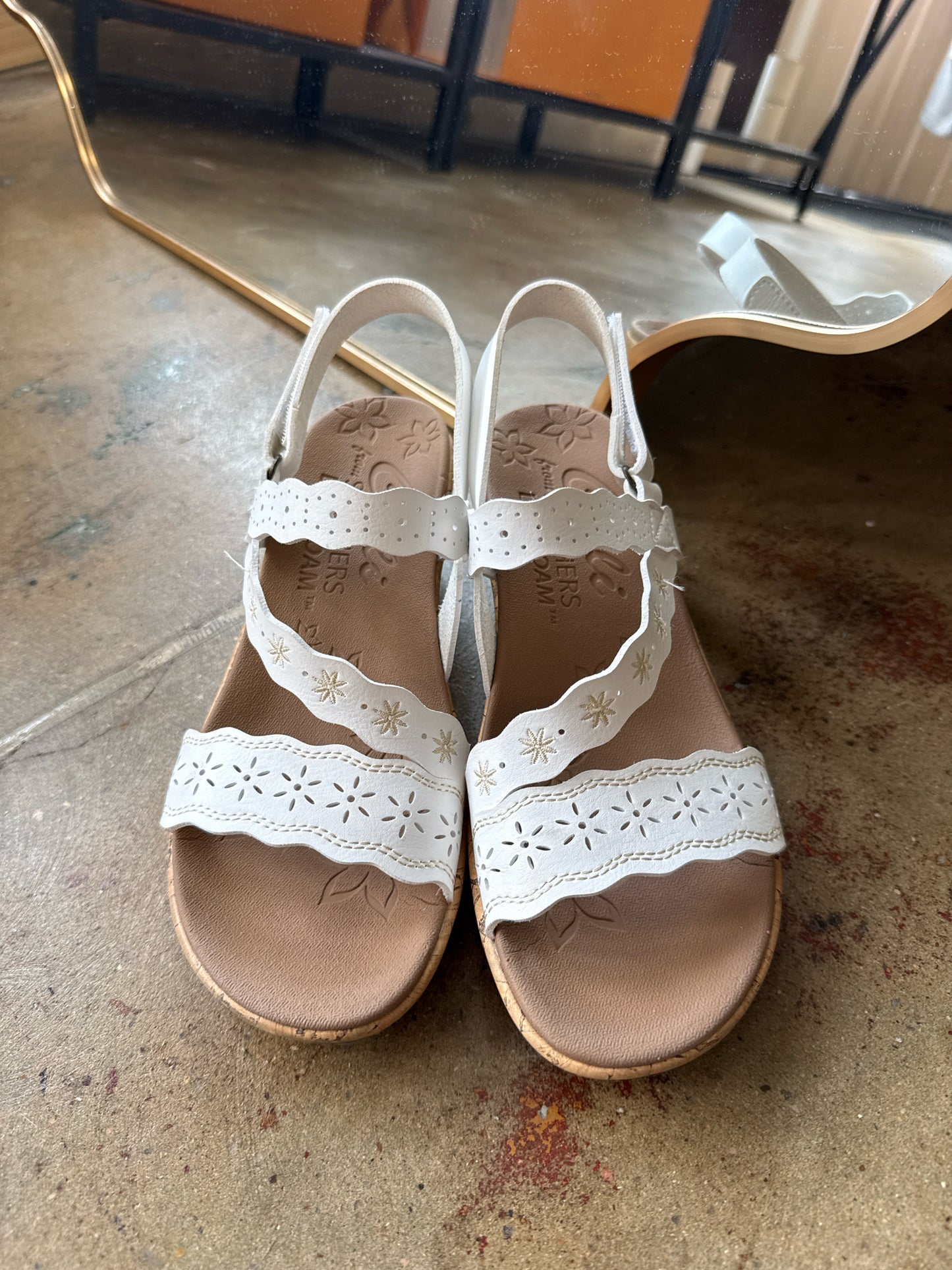 Skechers Shoe Size 7 White Sandals