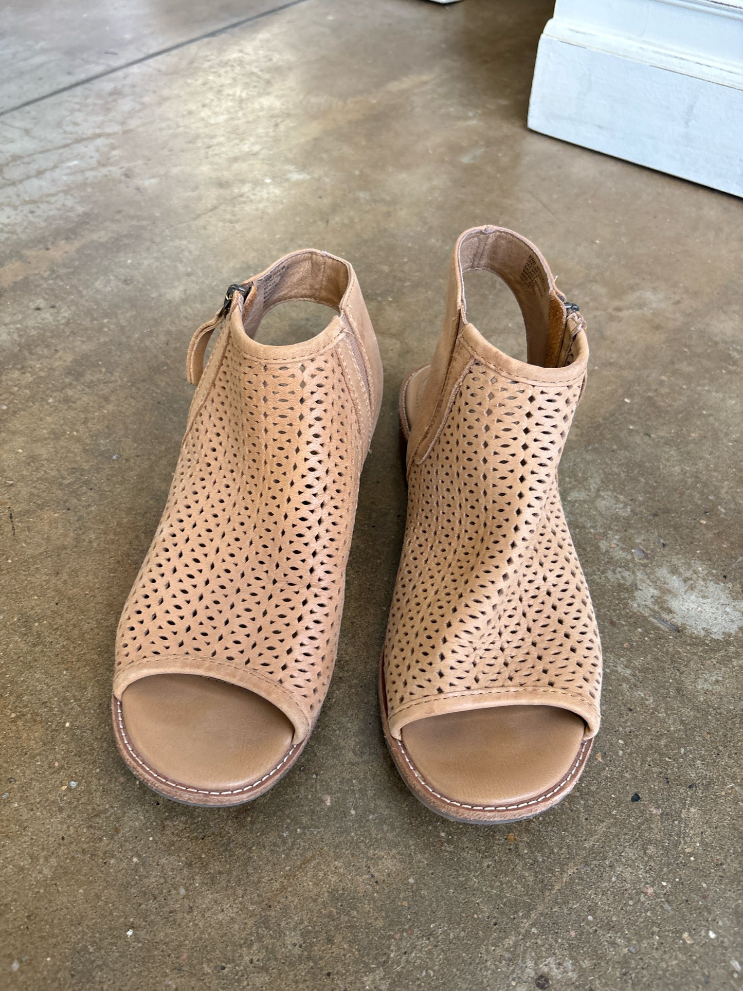 Sofft Shoe Size 8.5 Tan Sandals