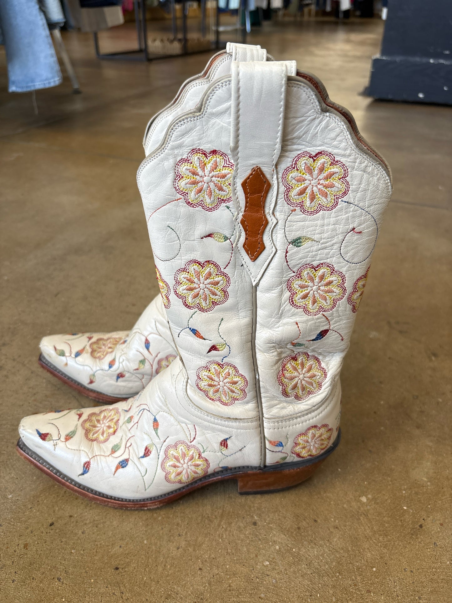 Luchesse Shoe Size 6 ivory multi Boots