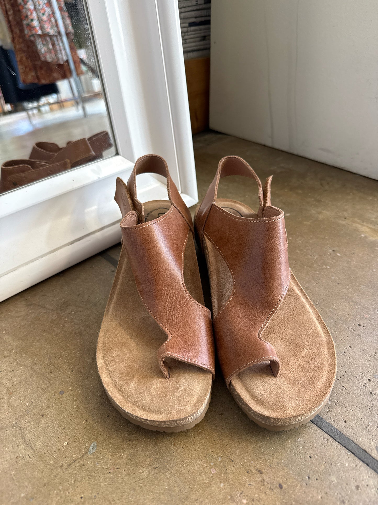 TAOS Shoe Size 9/9.5 Brown Sandals