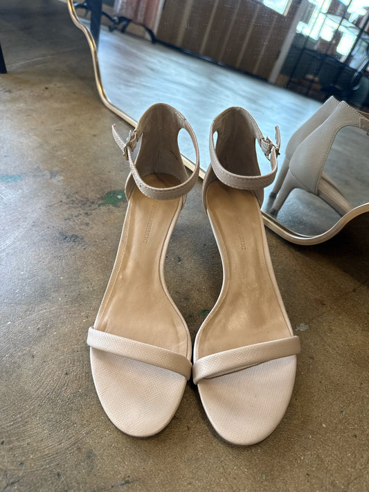 Banana Republic Shoe Size 7 Tan Heels
