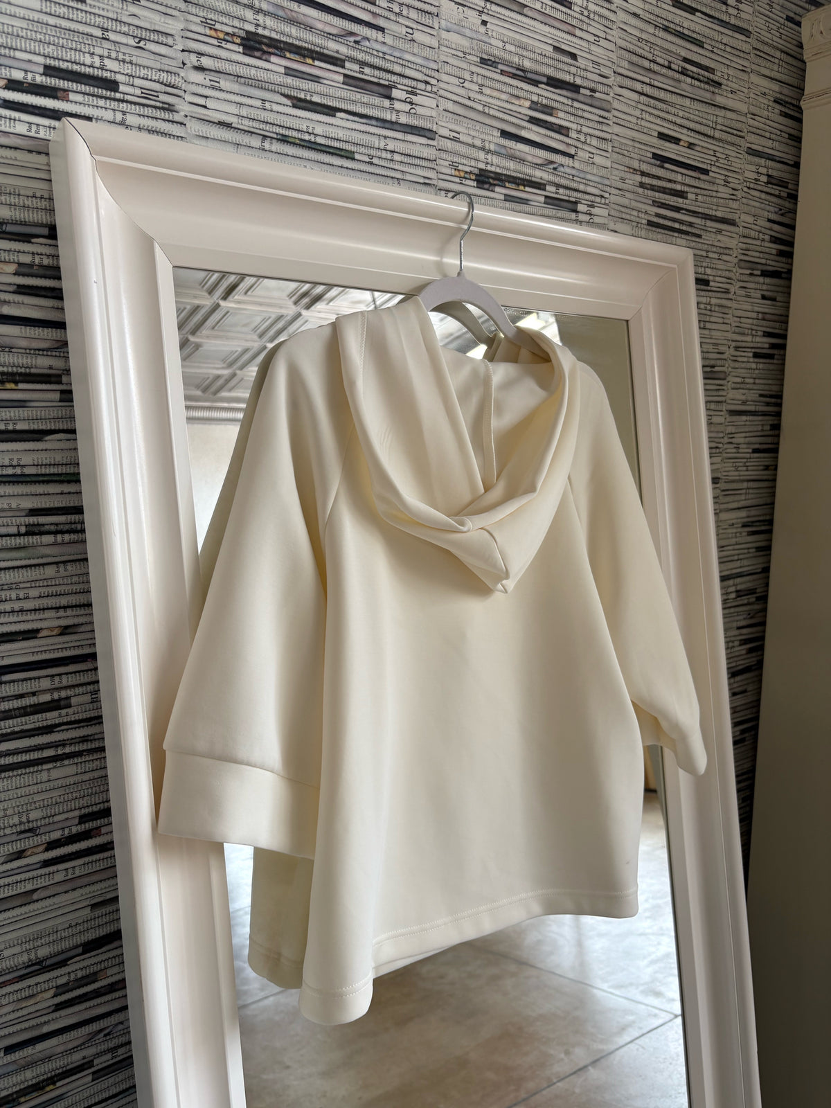 SEE AND BE SEEN Size M Cream Top