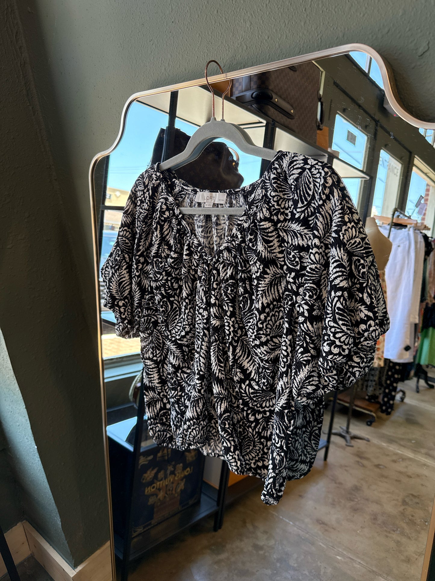 LOFT Size MP Black/White Floral Top
