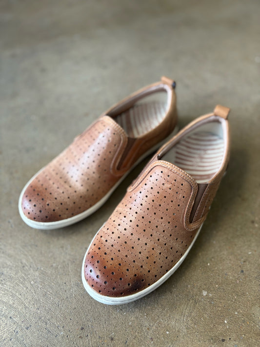 TAOS Shoe Size 7 Tan Sneakers