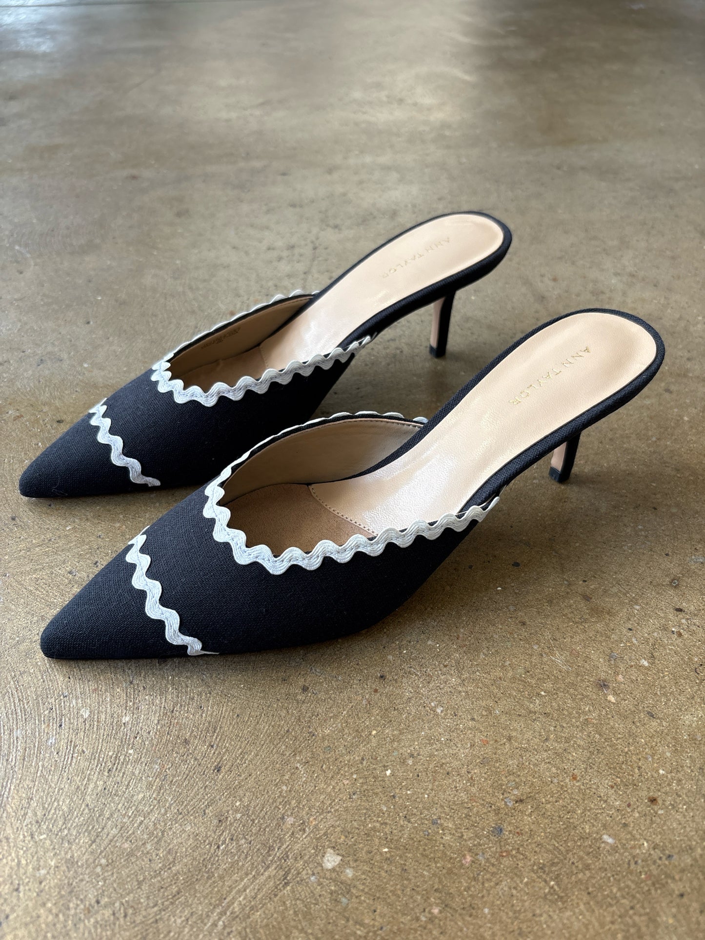 ANN TAYLOR Shoe Size 6 Black & White Scallop Heels