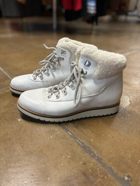 White Mountain Shoe Size 8 White faux fur Boots
