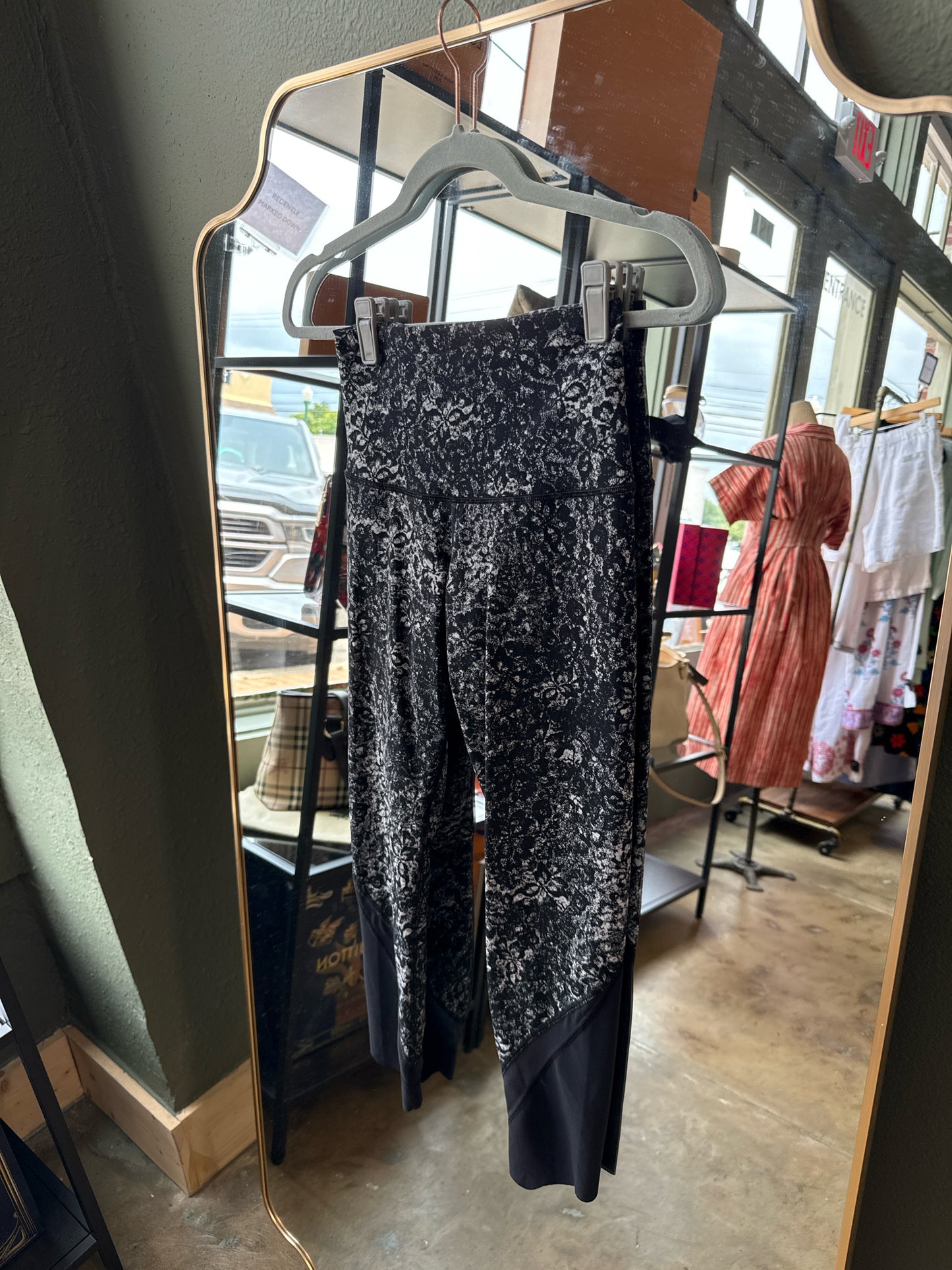Lululemon Size 4 Black/White Legging