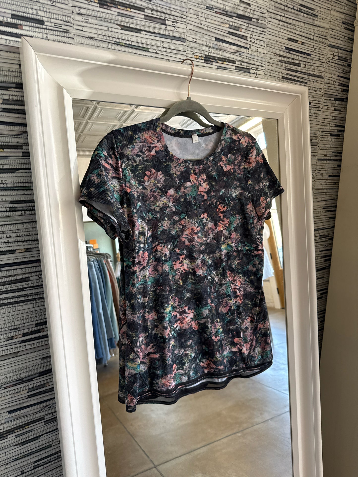 Lululemon Size 10 Gray/Multi Tops