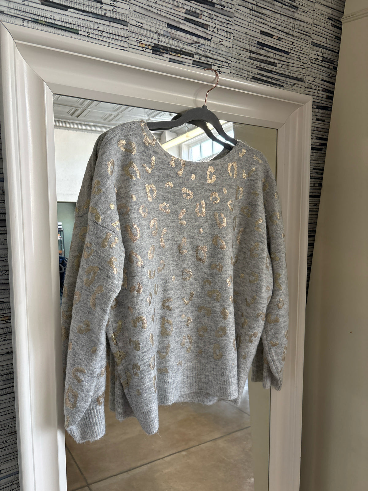 Mystree Size M gray print Sweater