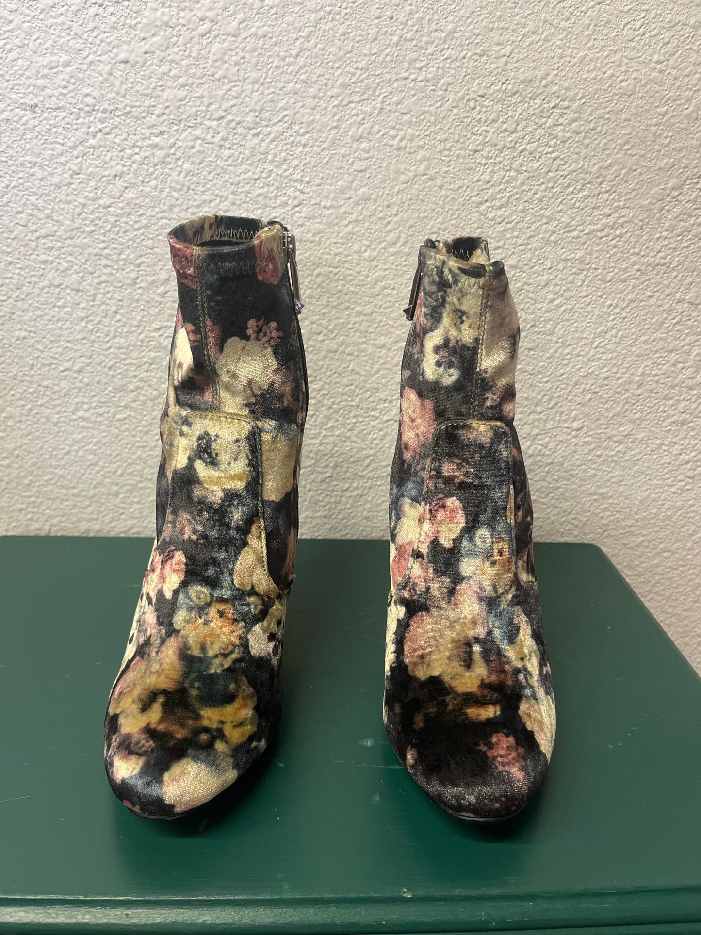 Report Shoe Size 7 Black/Multi Floral Boots
