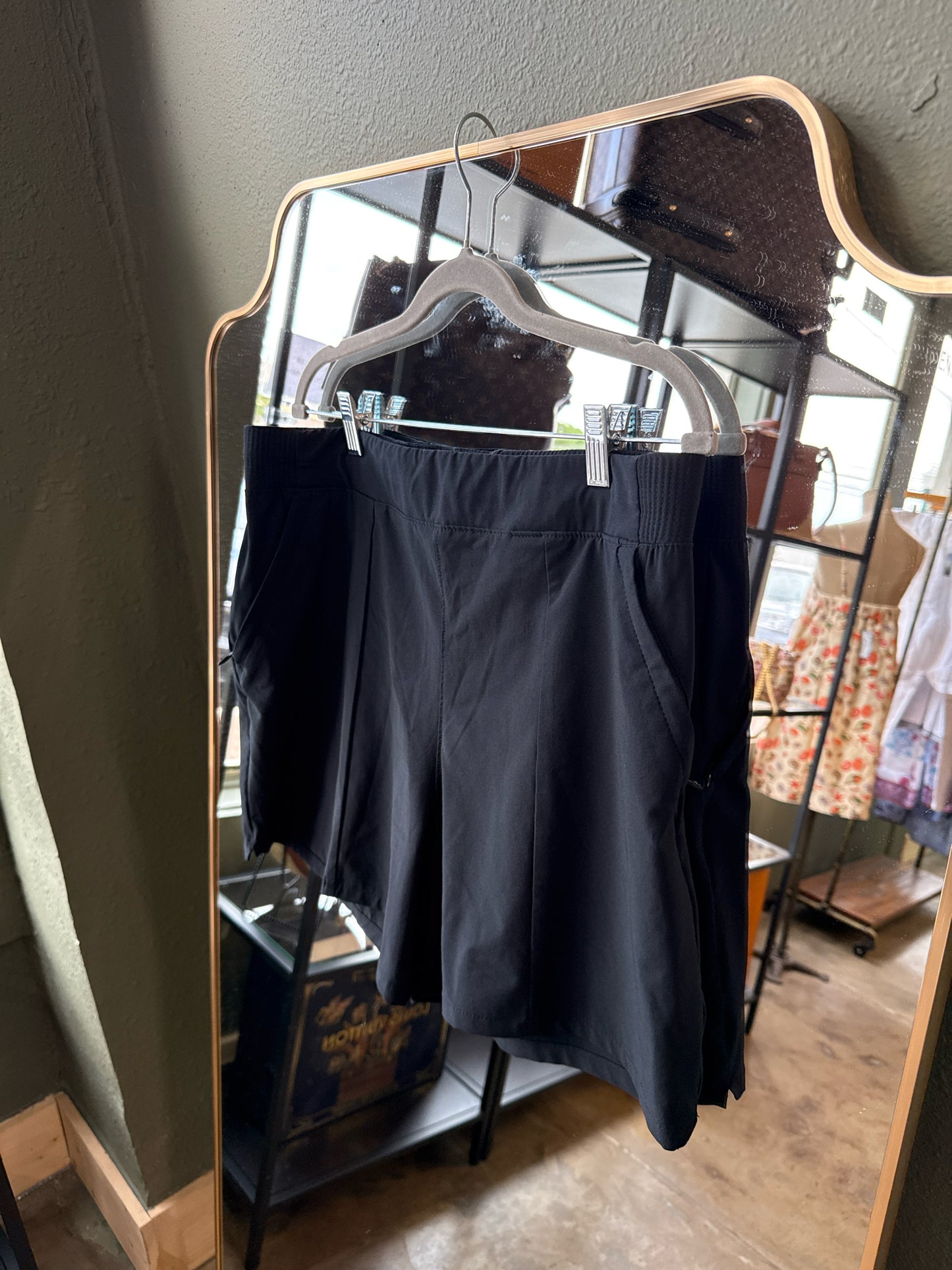 Columbia Size L Black Shorts