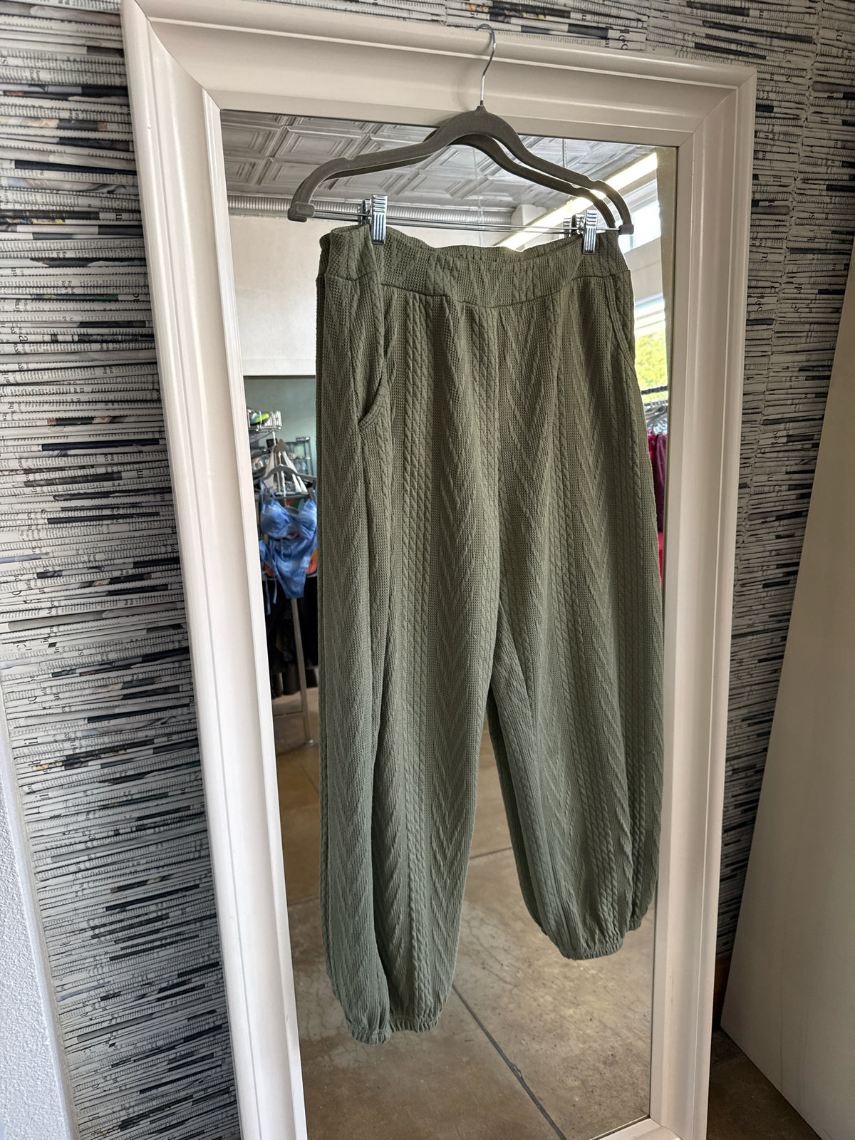 inoah Size M Green Pants