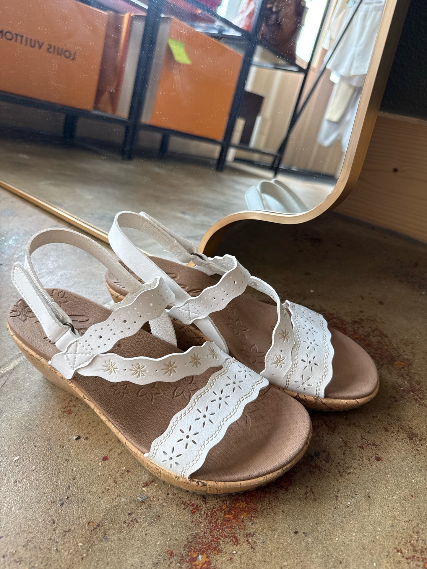 Skechers Shoe Size 7 White Sandals