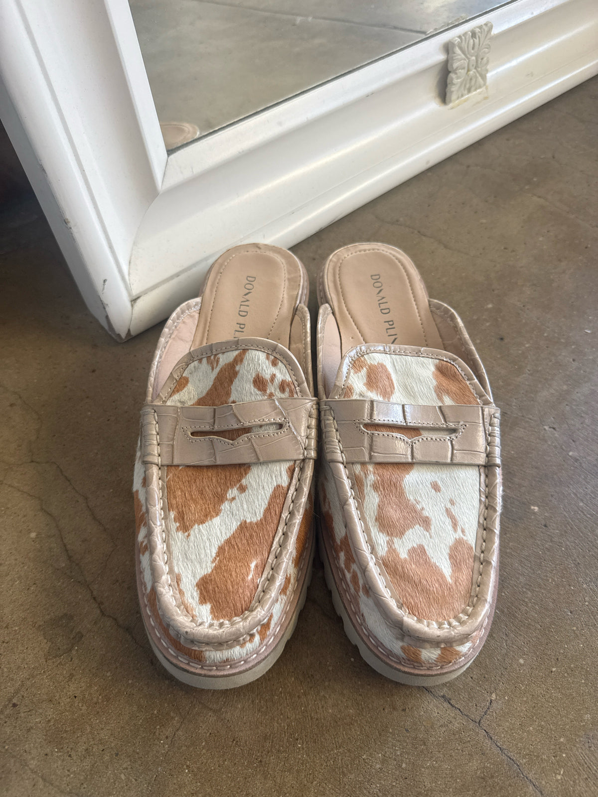 Donald Pliner Shoe Size 8.5 Cream/Tan Flats