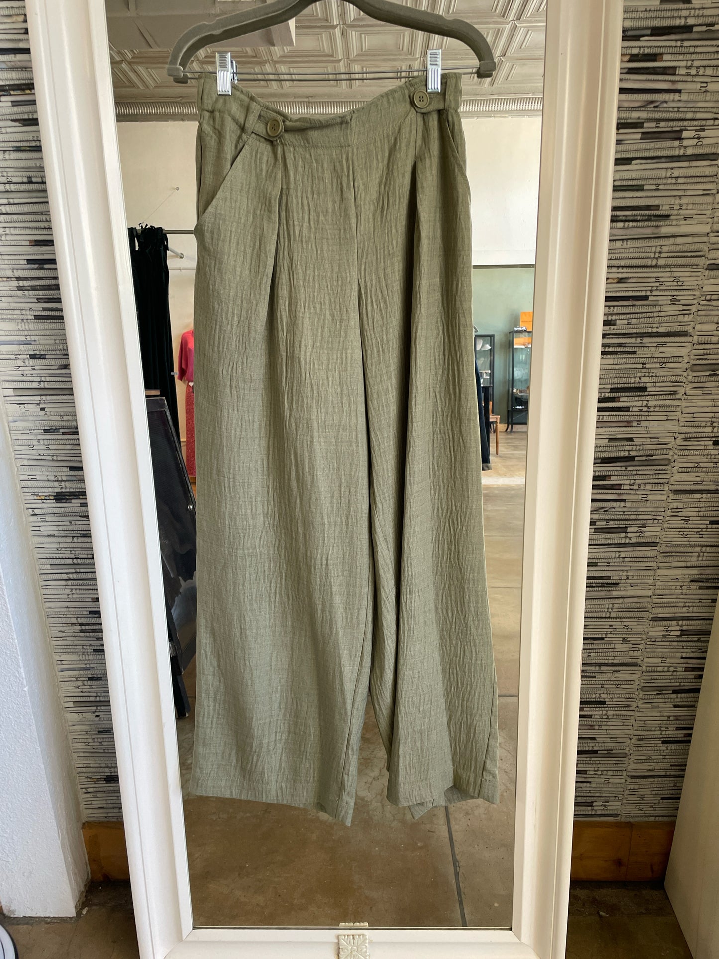 Max Studio Size S sage green Pants