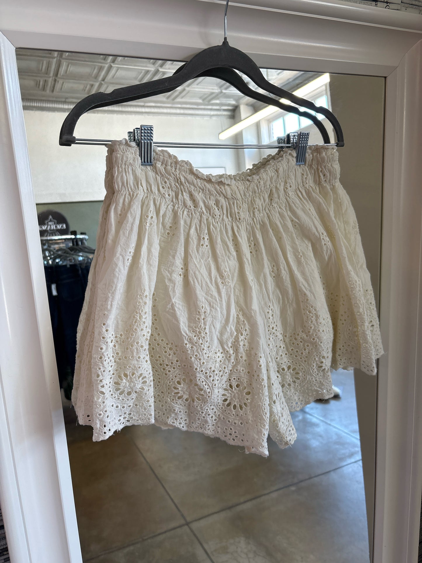 entro Size M off white Eyelet Shorts