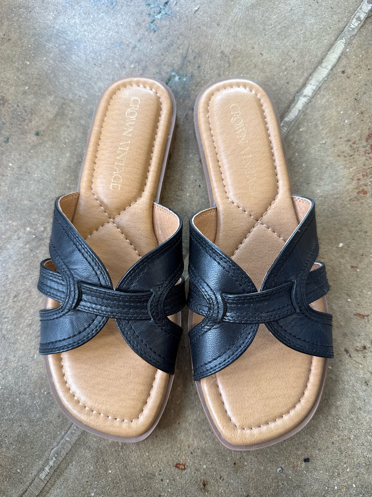 Crown Vintage Shoe Size 8 Tan/Black Sandals