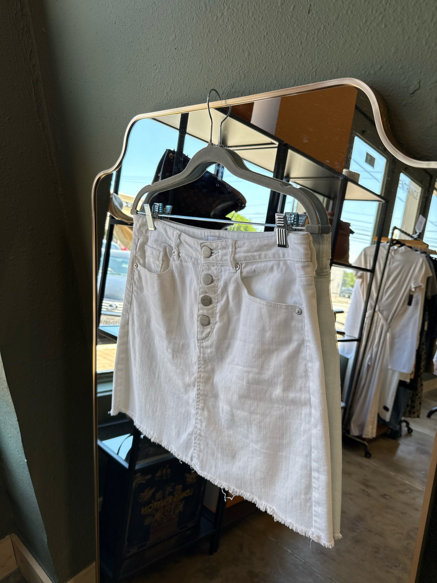 LOFT Size 6 White Skirt