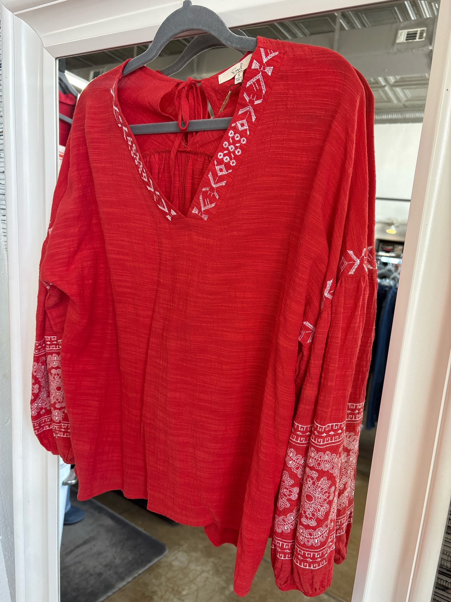 Easel Size S red and white Top