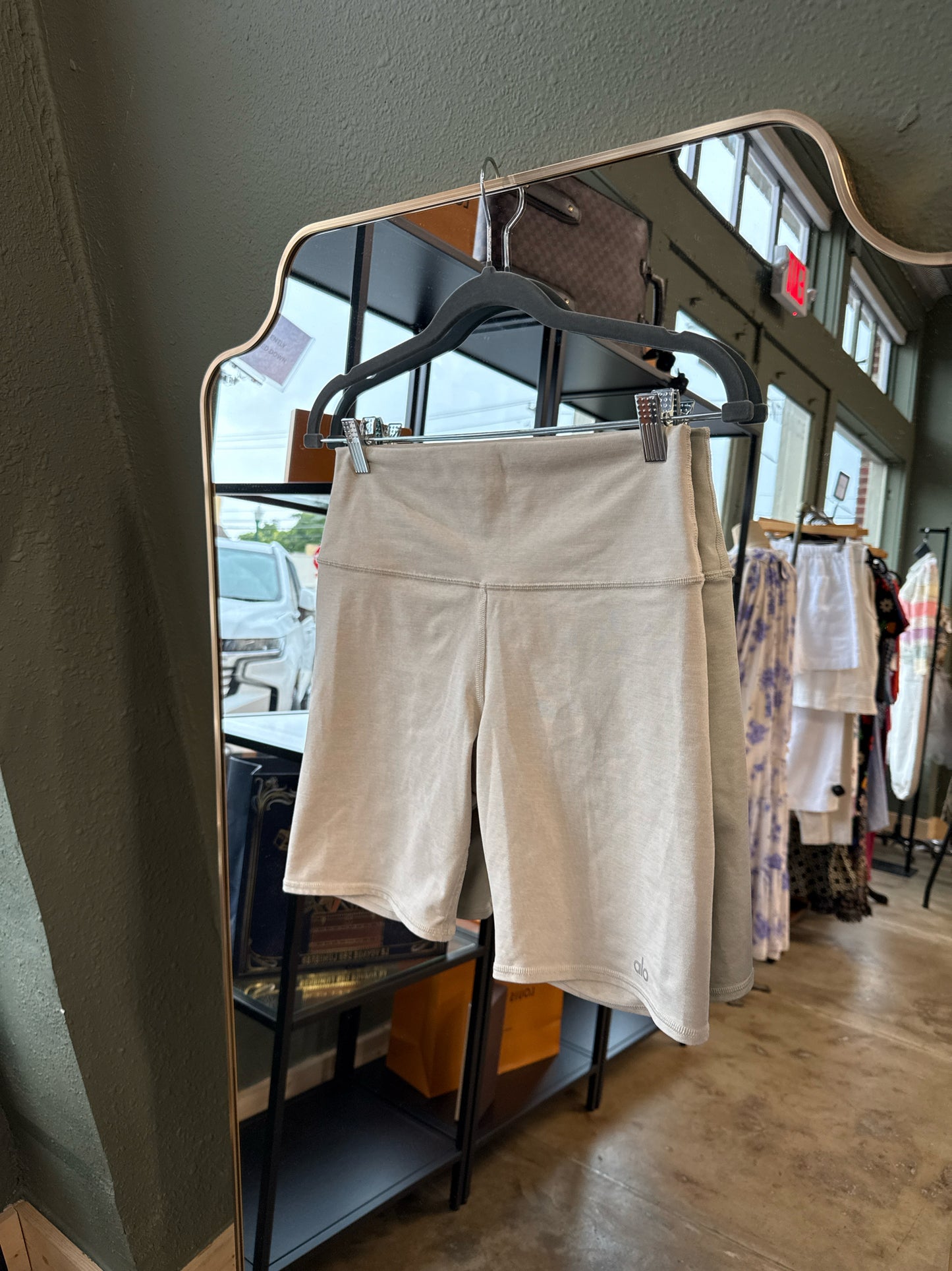 Alo Size M Tan Shorts