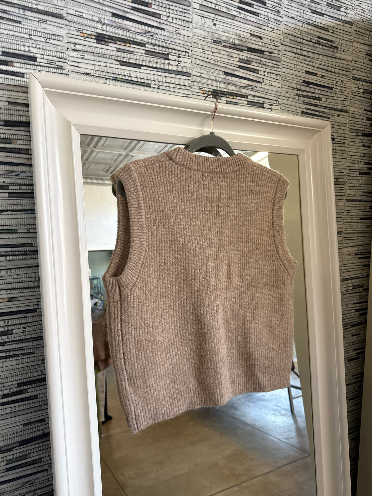 Listicle Size M Tan Vest