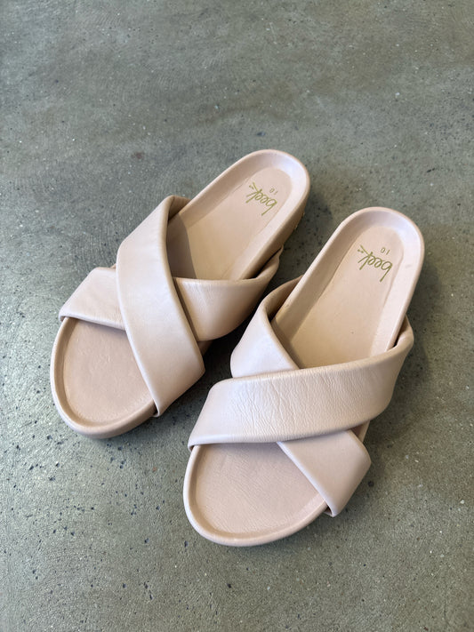 beek Shoe Size 10 Cream Sandals