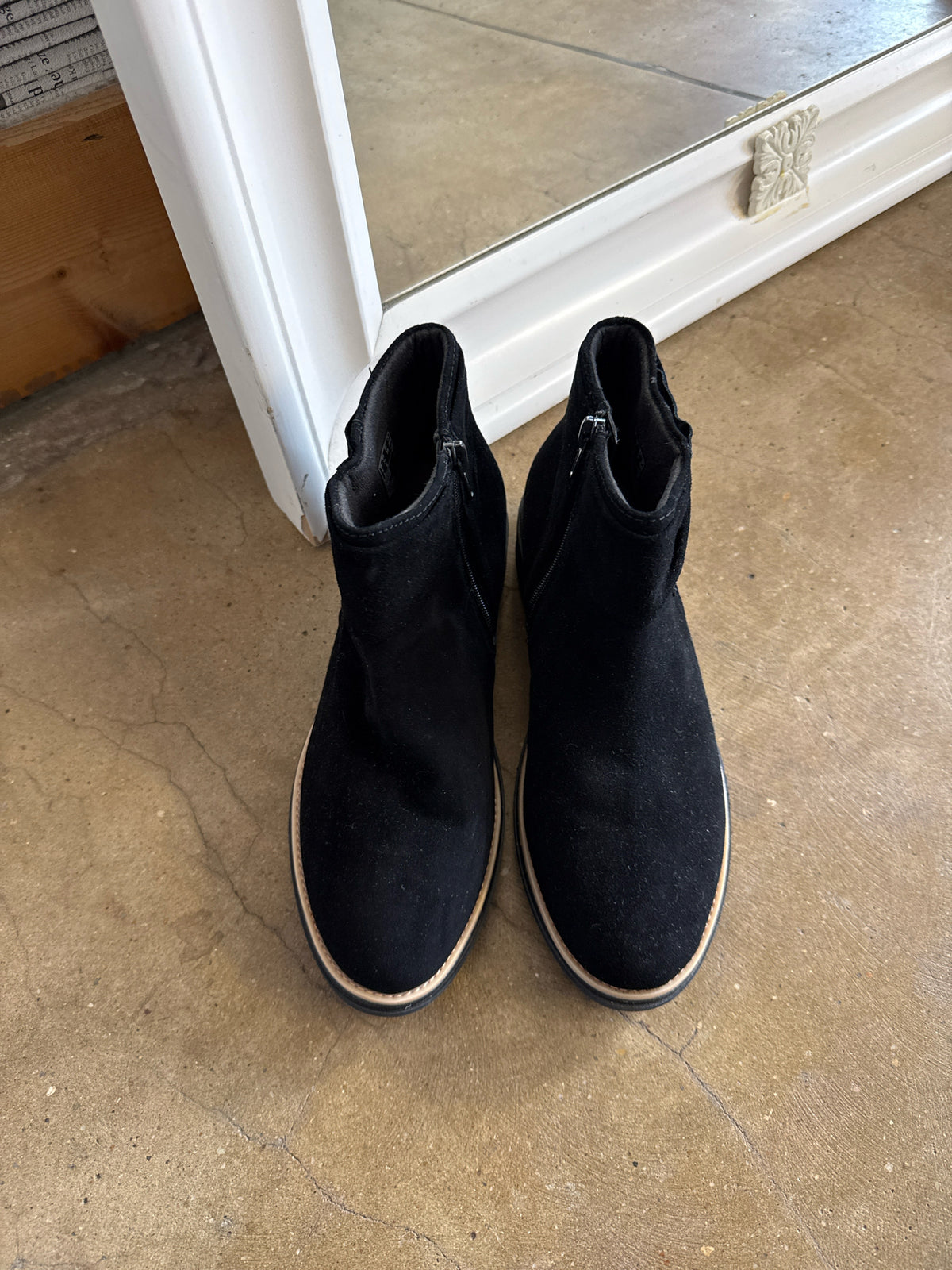 Clarks Shoe Size 7.5 Black Boots