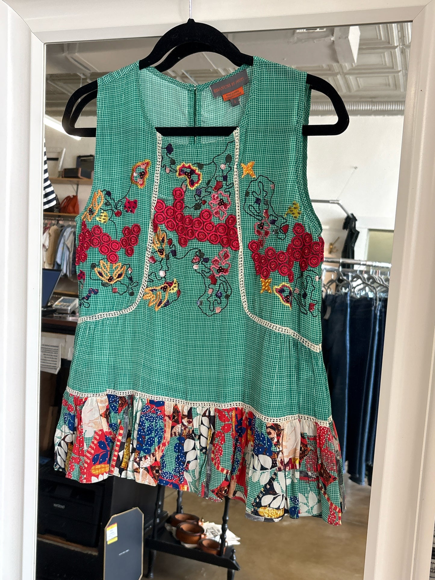 bhanuni Size S green and multi Embroid. Top
