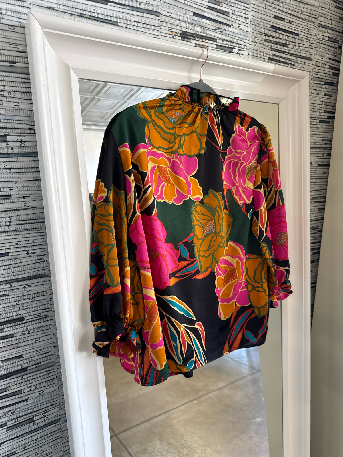 entro Size M Green/Pink/Orange Top