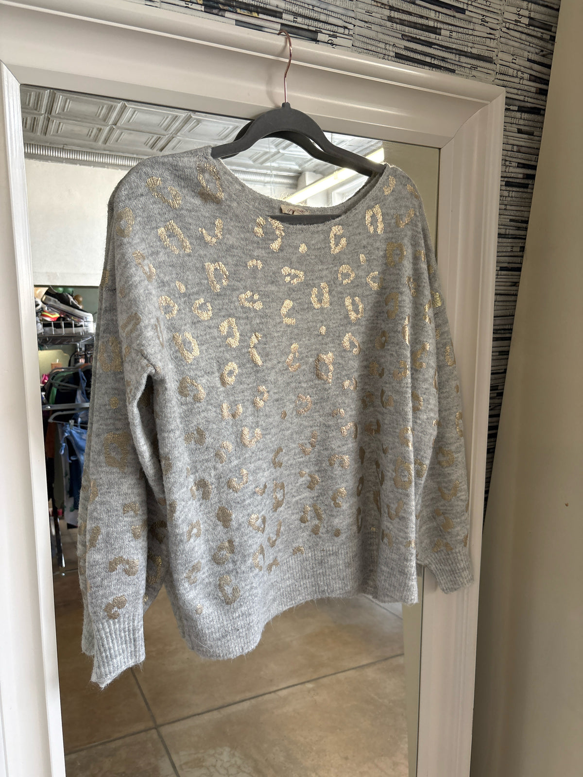 Mystree Size M gray print Sweater